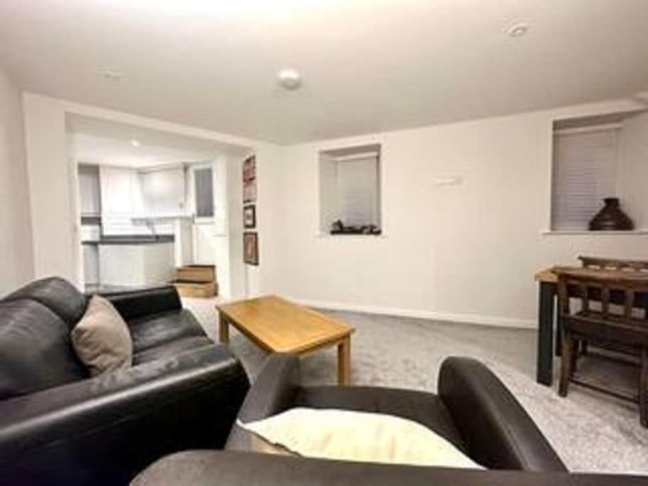 Modern Ground Floor Apartment *